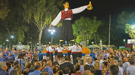 7-метровата статуя на Вракас, традиционния кипърски винопроизводител, е емблема на Фестивала и посреща гостите му всяка година
 
