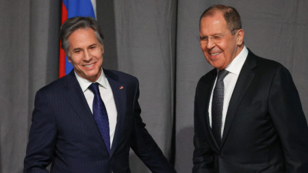 Руският външен министър Лавров (вдясно) и държавният секретар на САЩ Блинкън по време на срещата на ОССЕ край Стокхолм, Швеция , 2 декември 2021 г.