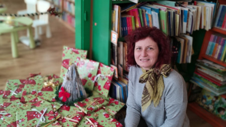 Невяна Теодосиева с пакетите от кампанията „Коледни предизвикателства в библиотеката“