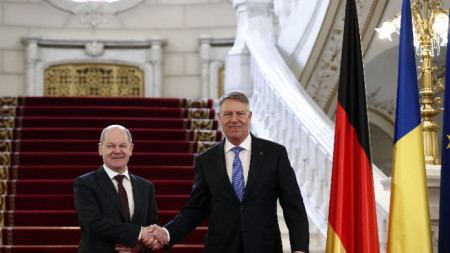 Канцлерът на Германия Олаф Шолц (вляво) и президентът на Румъния Клаус Йоханис в президентския дворец в Букурещ - 3 април 2023