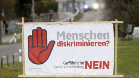 Плакат с надпис „Дискриминация на хора? Не на затягането на Covid ограниченията“ в Швейцария.