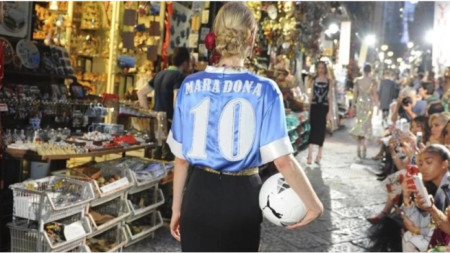 Манекенка дефилира с фланелката на Марадона и футболна топка.
