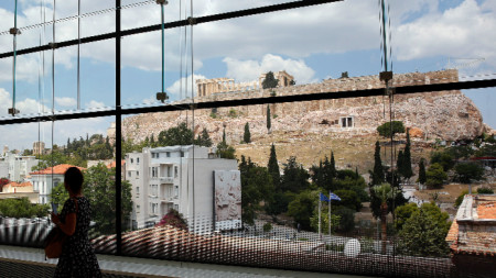 Партенонът, видян от музея на Акропола в Атина, Гърция, 20 юни 2021 г.
