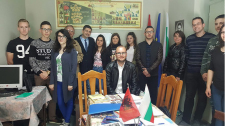Д-р Милен Врабевски с представители на българската общност в Албания. 