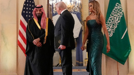 Принц Мохамед бин Салман с Доналд Тръмп и съпругата му Мелания в Белия дом, 18 ноември 2025 г.