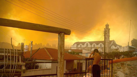 Дим и зарево от горския пожар се виждат от село Ора, област Ларнака.