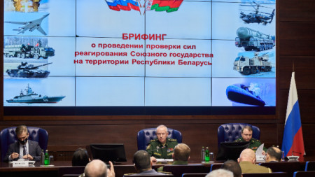 Кадър от брифинга за ученията, даден за чуждестранните военни аташета в Москва