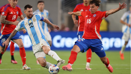 Меси пази топката от чилийския защитник Лихновски.