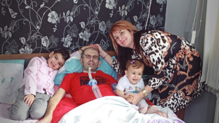 Емил Йорданов и семейството му, което го подкрепя безрезервно.