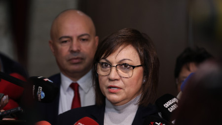 Председателят на БСП Корнелия Нинова прави изявление в кулоарите на парламента. На втори план: Георги Свиленски; 29 ноември 2023 г.