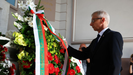 Премиерът Денков поднася венец за 138 години от Съединението на България пред мавзолея-костница на княз Александър І Батенберг, София - 6 септември 2023 г..