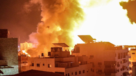 Дим след поредните израелски удари по цели в град Газа в нощта срещу вторник, 18 май.