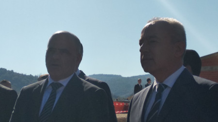 Премиерите Гълъб Донев (вдясно) и Димитър Ковачевски преди началото на церемонията