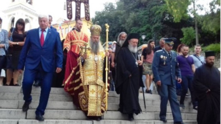 Начало на литийното шествие от катедралния храм „Успение Богородично