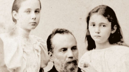 Петко Каравелов с дъщерите си Лора и Виола