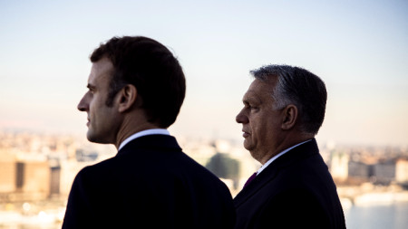 Виктор Орбан (вдясно) и Еманюел Макрон (вляво) пред кабинета на унгарския министър-председател в Будапеща, 13 декември 2021 г.