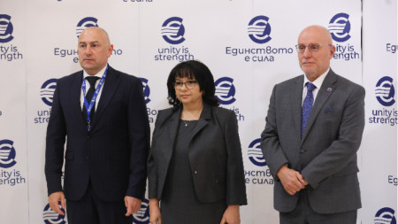 (От ляво надясно) Любомир Каримански, министърът на финансите Теменужка Петкова и управителят на Българската народна банка Димитър Радев.