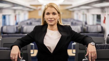 Главният изпълнителен директор на Deutsche Bahn Евелин Пала при представянето на влака Talgo ICE L (InterCity Express) на гара Ostbahnhof в Берлин, Германия, 17 октомври 2025 г.