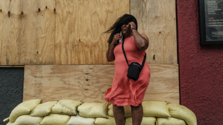 Вятър от урагана Айда развява косата на жена в Ню Орлиънс.