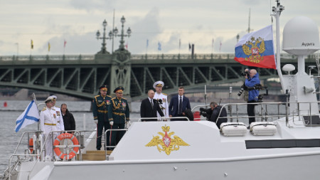 Руският президент Владимир Путин  и висши военни са на борда на съда Raptor за военноморския парад по случай Деня на руския флот в Санкт Петербург, 31 юли 2022 г. 