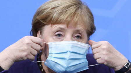 Ангела Меркел изглежда уморена след разговорите с ръководителите на германските провинции - 2 декември 2020 г.