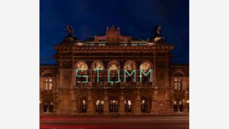 Виенската Щатсопер, символично осветена с надпис 