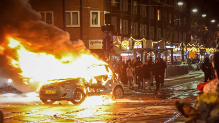 Безредици с марокански запалянковци в Белгия и Нидерландия