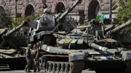 Военни и общински работници подреждат в Киев повредени руски танкове, завзети от украинската армия преди предстоящите чествания на Деня на независимостта на 24 август.
