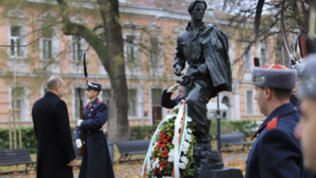Пред паметника на поета революционер Никола Вапцаров зад националната художествена