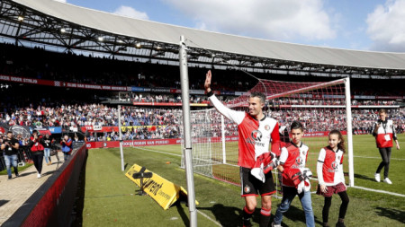 Робин ван Перси прави почетна обиколка на стадион 