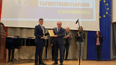 Генералният директор на БНР Милен Митев получава наградата от председателя на БАН акад. Ревалски