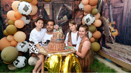 Атанас и Мира Атанасови и двете им дъщери