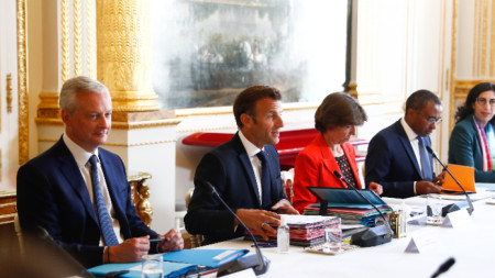 Президентът на Франция Еманюел Макрон (вторият отляво надясно) на първото заседание на френското правителство след лятната ваканция - Париж, 24 август 2022