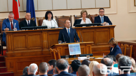 Румен Радев на парламентарната трибуна