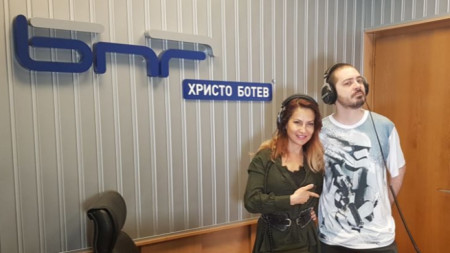 Ива Дойчинова и Благой Иванов със специална тениска от „Междузвездни войни“  (чуйте за нея в звуковия файл) в студиото на „Нашият ден“