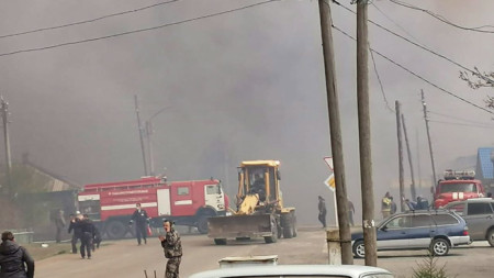 Пожарникари се борят с огъня в района на Красноярск, 7 май 2022 г.