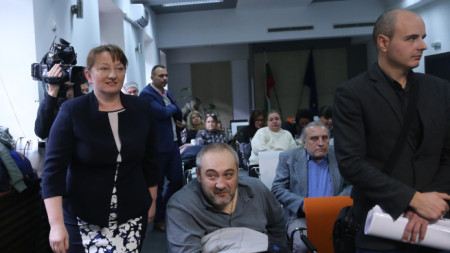 Деница Сачева се срещна с представители на протестиращите срещу Закона за социалните услуги