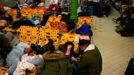 Хора от Украйна гарата на Пшемишъл, Полша. Гарата е превърната в център за подслон на бежанци 