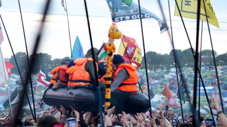 Лодката над тълпата на фестивала в Гластънбъри, 29 юни  2024 г.