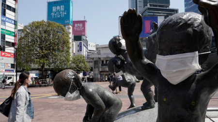 И статуите в Токио са с предпазни маски - 8 април 2020 г.