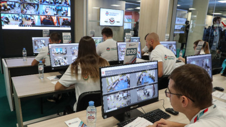 Доброволци наблюдават дистанционно гласуването от Центъра за публично наблюдение на изборите в Москва.