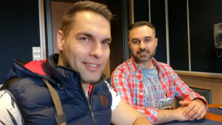 Журналистът от телевизия „Европа” Ангел Бончев (вляво) и гръцкият певец Никос Месогитис