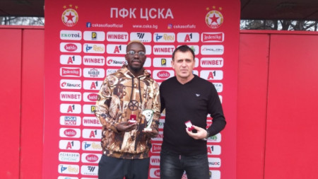 Акрапович и Соу позират с наградите съответно за треньор и футболист на месец декември.