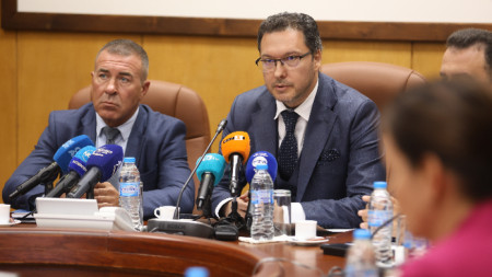 Главният секретар на МВР главен комисар Мирослав Рашков (вляво) и министърът на вътрешните работи Даниел Митов на съвещанието, свикано във връзка с усложняващата се метеорологична обстановка и прогнозите за обилни валежи - 2 октомври 2025 г.