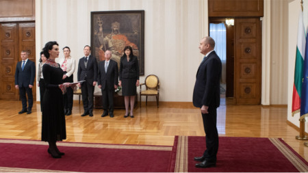 Новоназначенный посол Украины Олеся Илащук вручает верительные грамоты президенту Румену Радеву