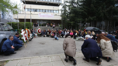 Поднасяне на венци на паметната плоча пред сградата на КНСБ по повод Световния ден за безопасност на труда