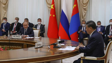 Руският президент Владимир Путин (вляво) и китайският президент Си Цзинпин (вдясно) по време на среща в кулоарите форума на ШОС в Самарканд, Узбекистан, 15 септември 2022 г.