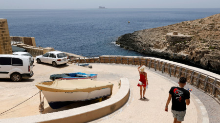 Туристи се разхождат край Зурик, южната част на Малта, 24 юни 2021 г.