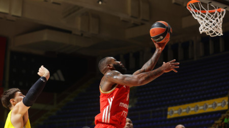 Коди Милър-Макинтайър поднася топката в коша на Макаби.