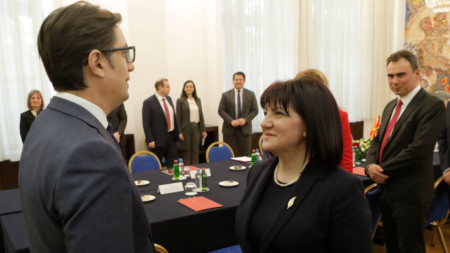 Цвета Караянчева разговаря днес с президента на Северна Македония Стево Пендаровски.